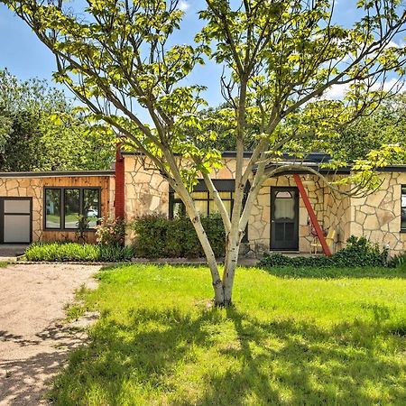 Remodeled Retro Home With Deck, Walk To Main Street! Blanco Bagian luar foto
