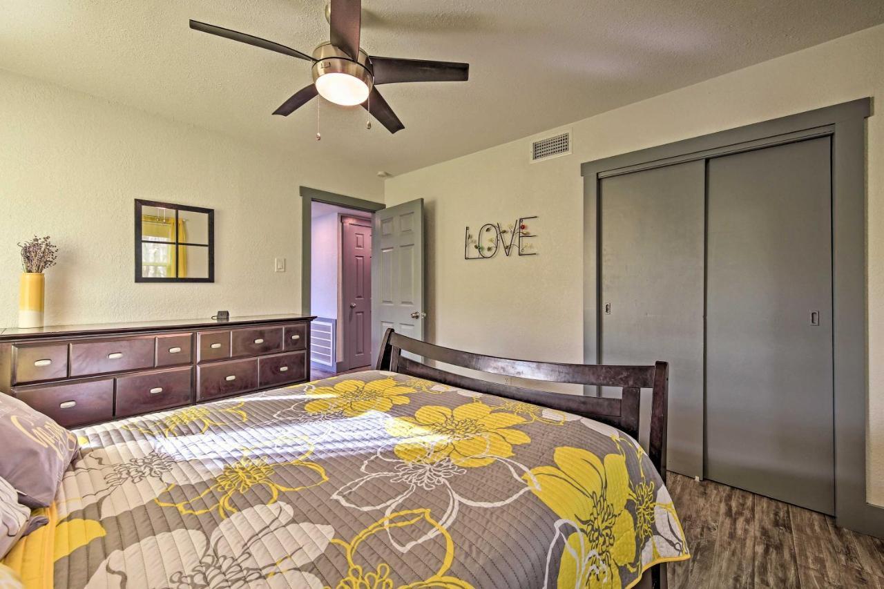 Remodeled Retro Home With Deck, Walk To Main Street! Blanco Bagian luar foto