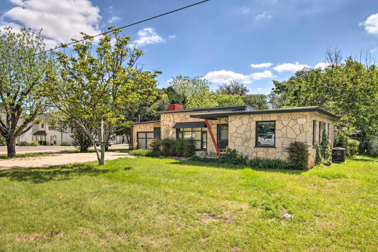 Remodeled Retro Home With Deck, Walk To Main Street! Blanco Bagian luar foto